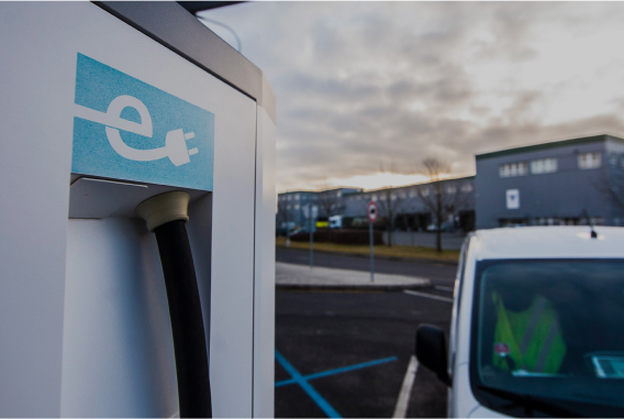 Elektrificatie van het wagenpark close-up van EV-lader op locatie