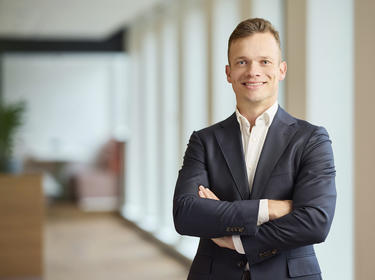 Bart Konings standing in an office